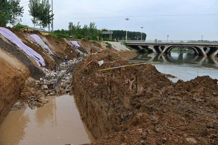 中华慈大街桥护坡作业在此之后,国家投资10亿元对滏阳河进行清淤,疏浚